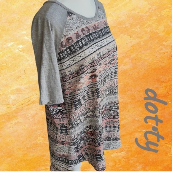 Women's Patterned Gray and Pink Top w/ 🦋 embroidery - Picture 8 of 11